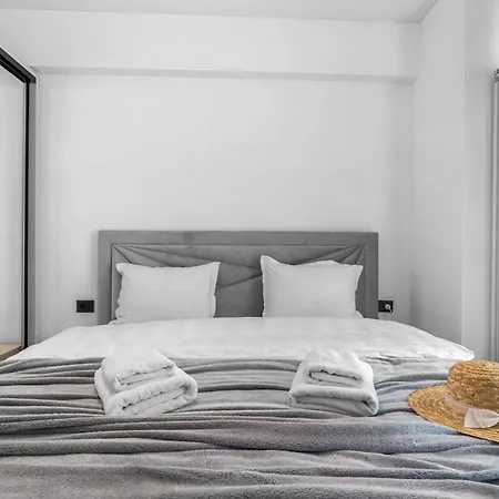 Sunset Light In Odyssey Pool & *